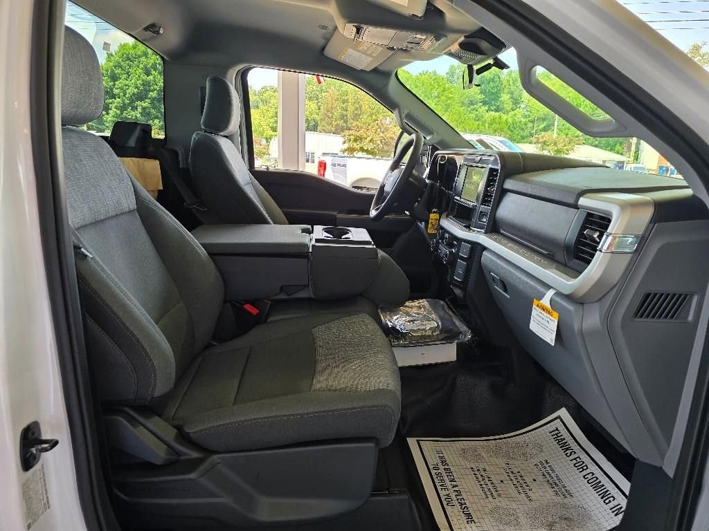 New 2025 Ford F550 4x4 Regular Cab Super Duty image 9