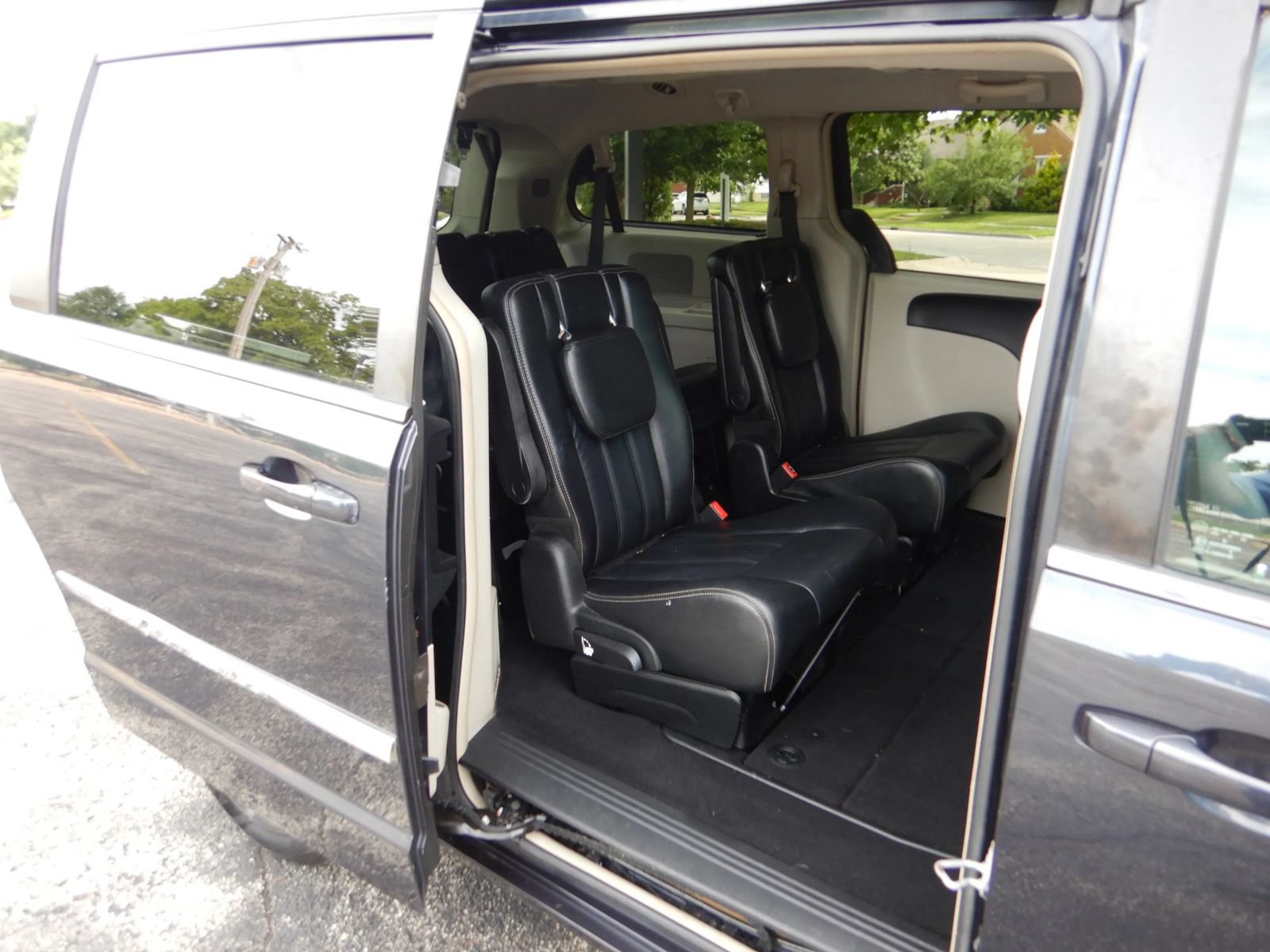 Used 2014 Chrysler Town & Country Touring FWD image 21