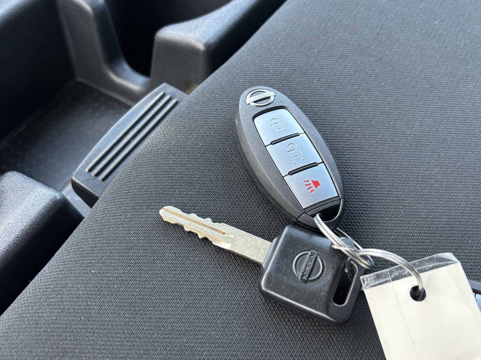 Used 2024 Nissan Titan SV image 27