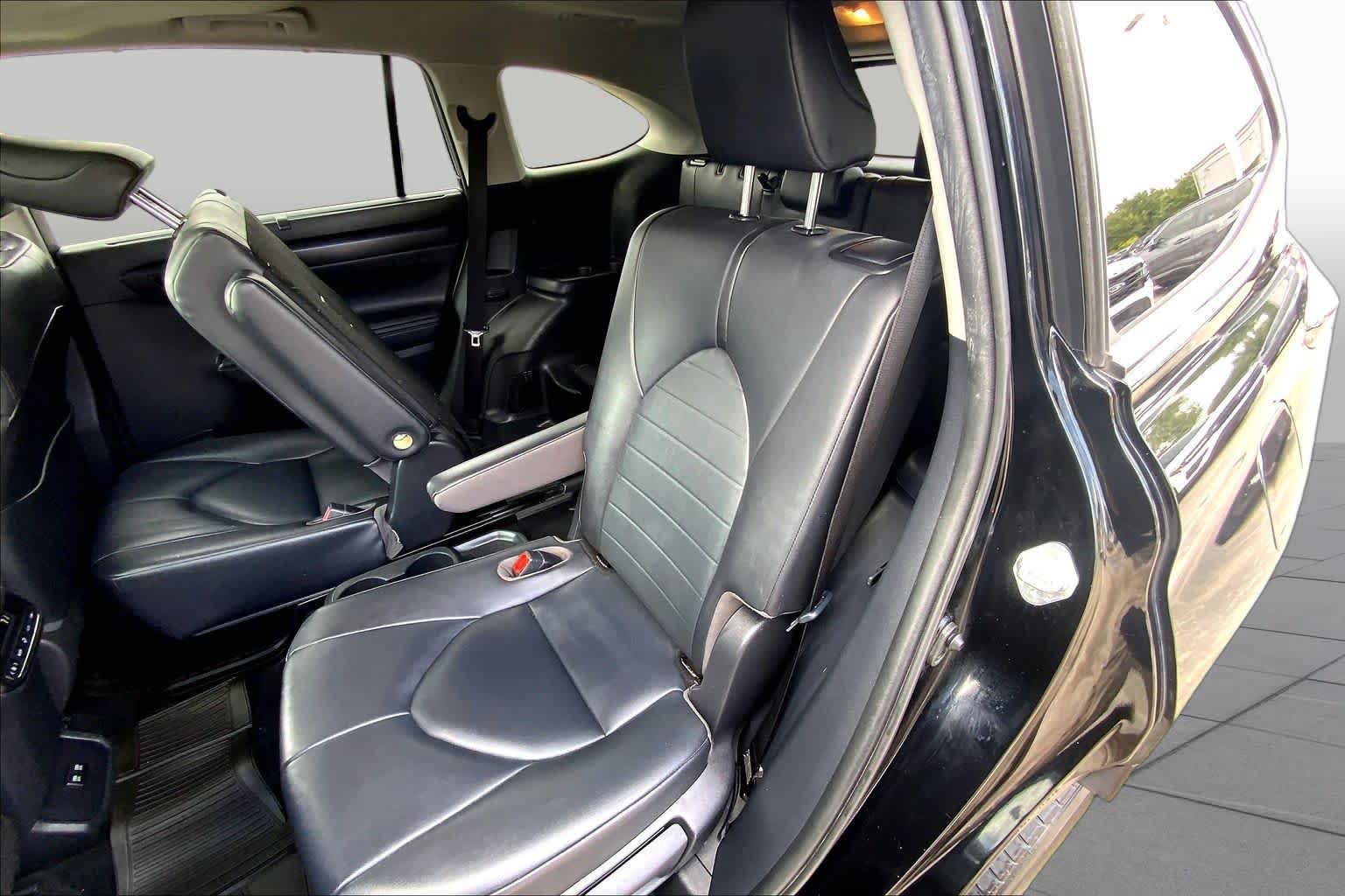 Used 2020 Toyota Highlander XLE AWD/4WD image 19