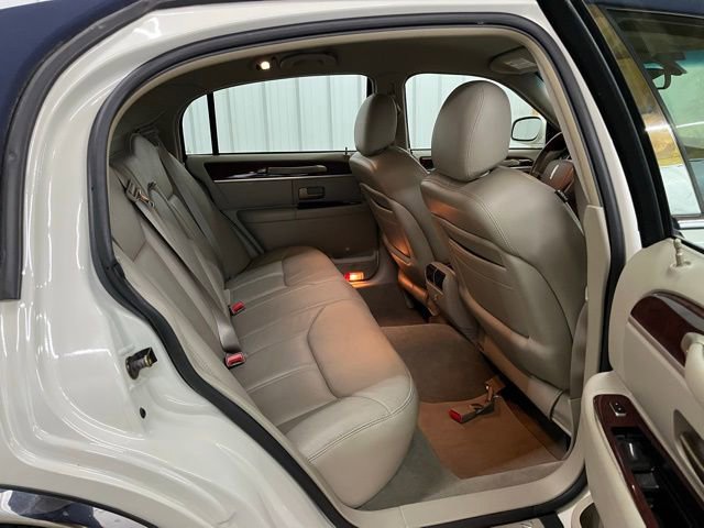 Used 2005 Lincoln Town Car Signature Limited image 14
