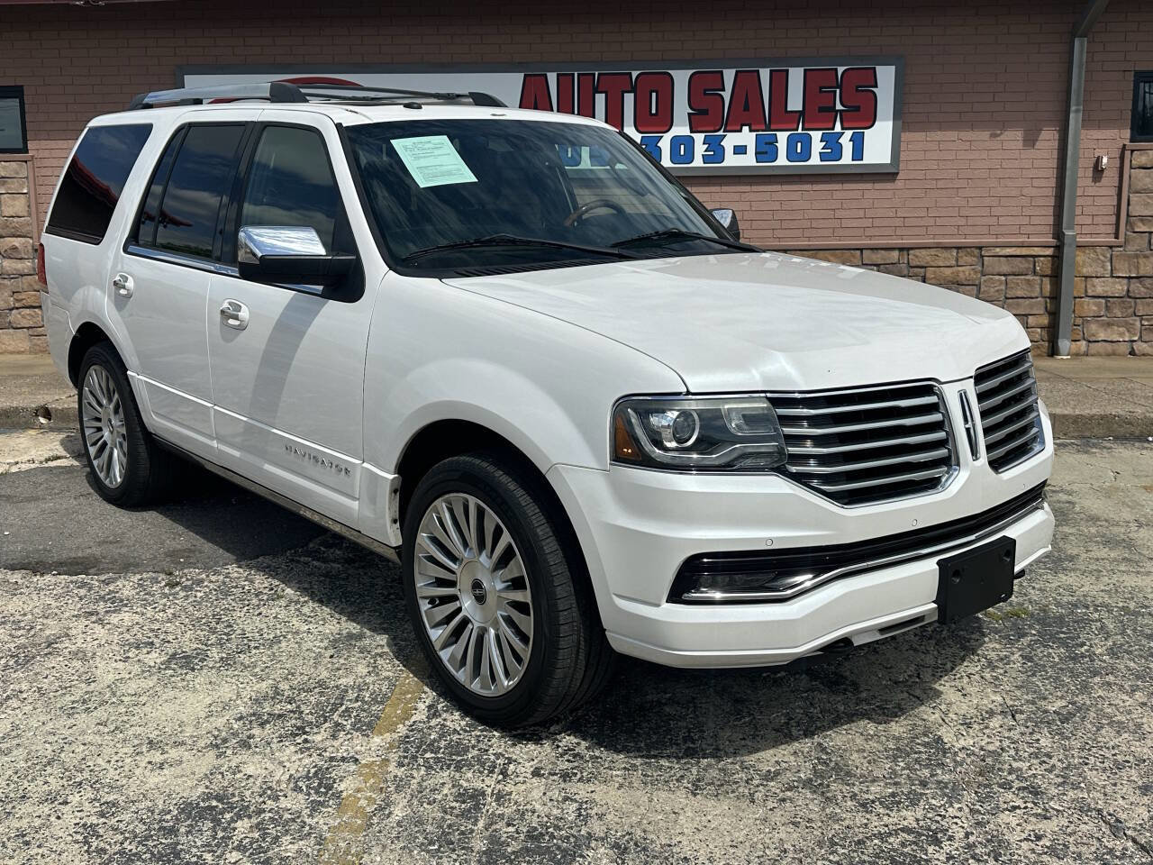 Used 2017 Lincoln Navigator Reserve RWD image 3