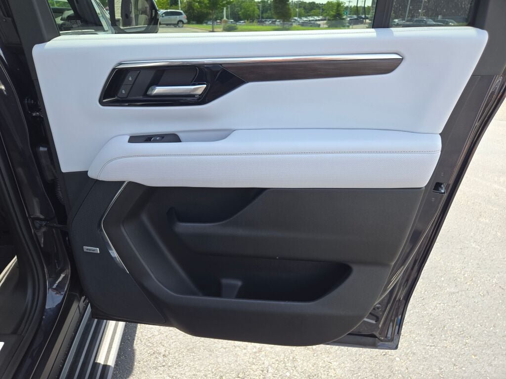 Used 2026 Chevrolet Suburban Premier AWD/4WD image 9