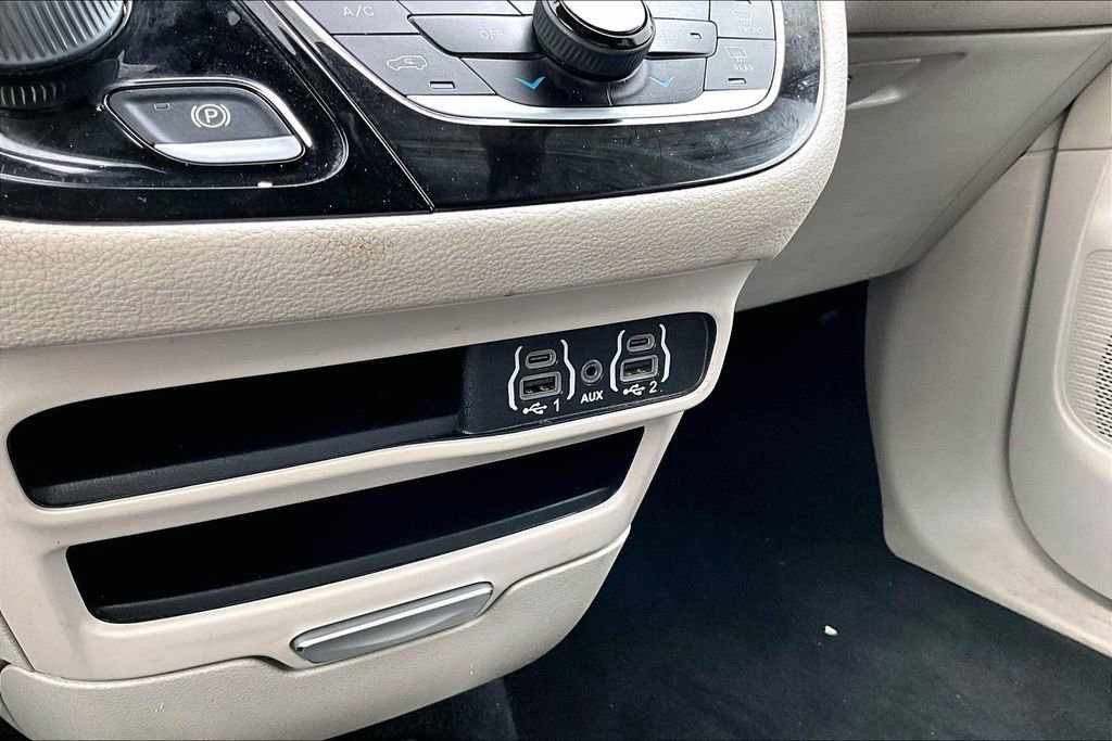 Used 2023 Chrysler Pacifica Touring-L FWD image 30