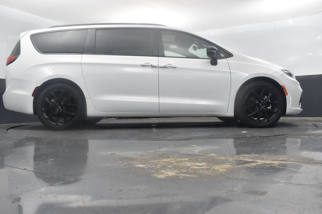 Used 2025 Chrysler Pacifica Limited FWD image 48