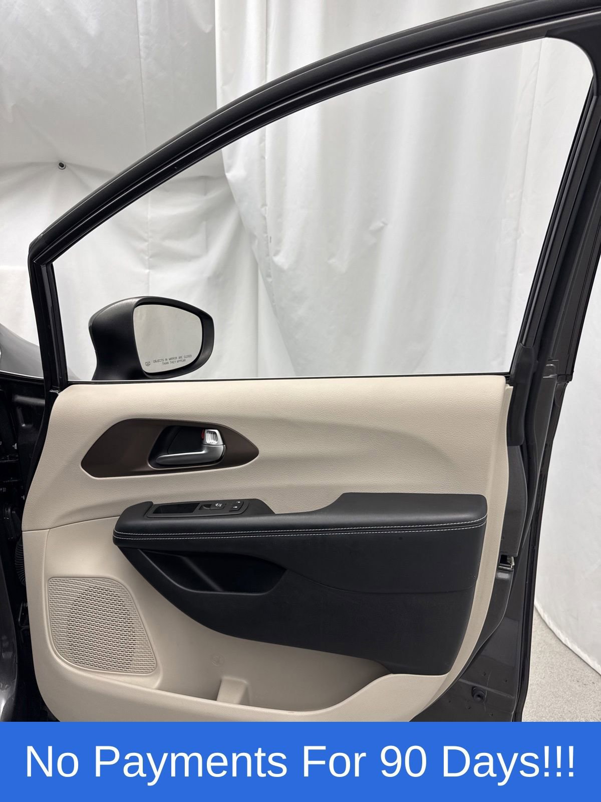 Used 2022 Chrysler Voyager LX FWD image 24
