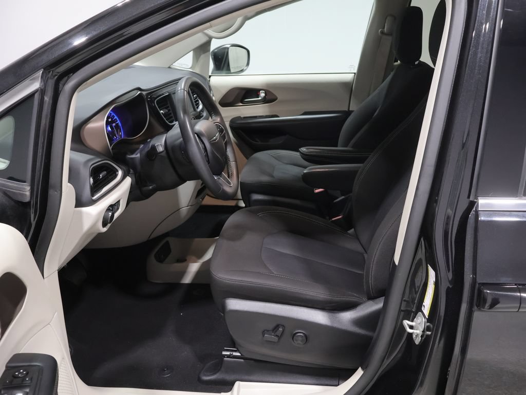 Certified 2023 Chrysler Voyager LX FWD image 12