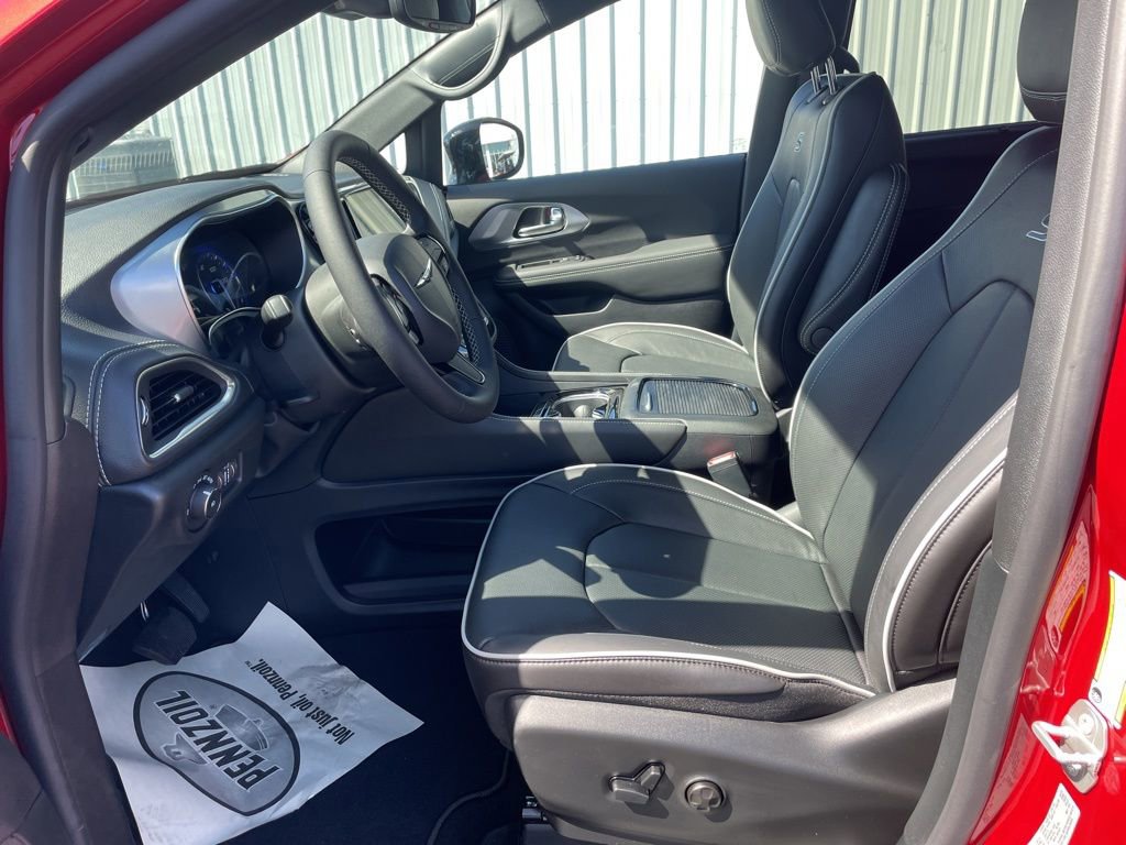 New 2026 Chrysler Pacifica Limited image 22