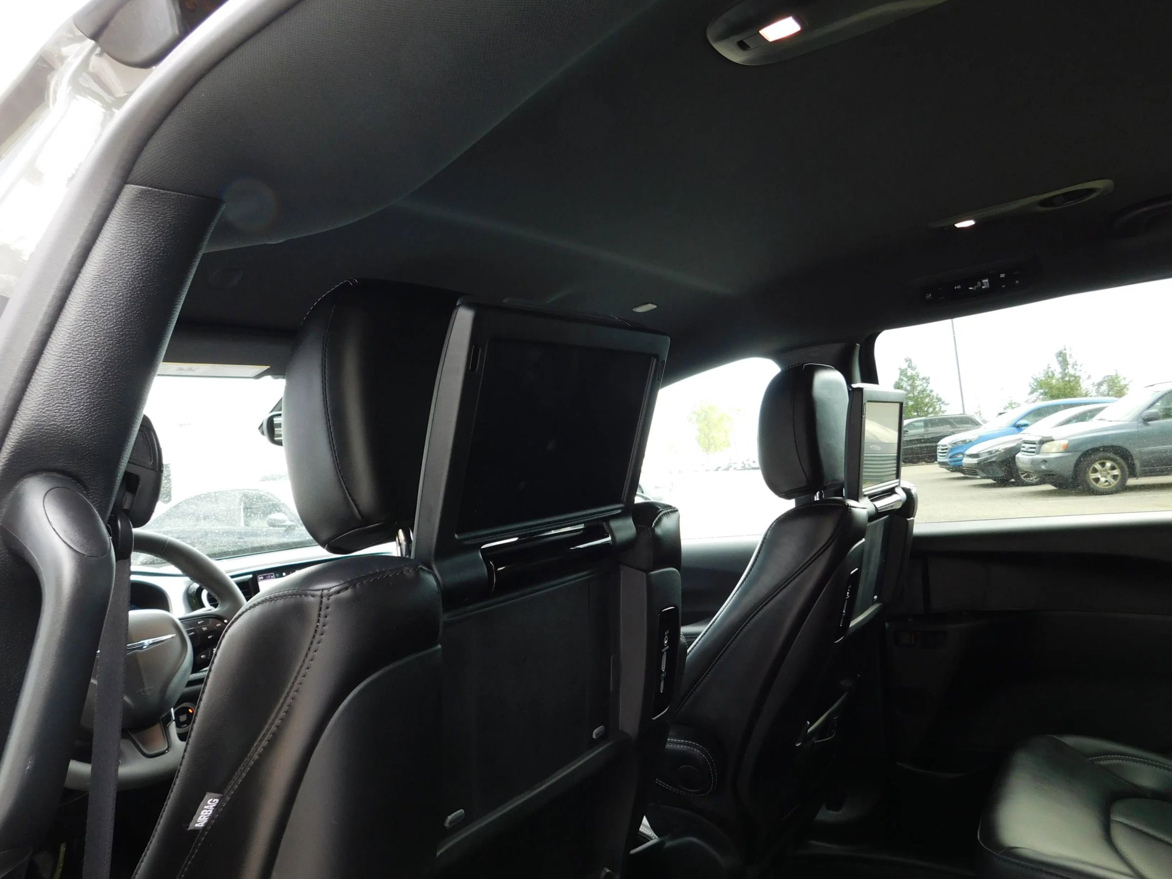 Used 2023 Chrysler Pacifica Touring-L w/ Uconnect Theater Family Group FWD image 15