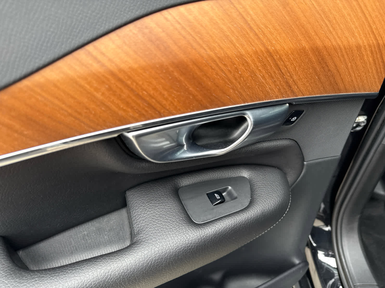 Used 2021 Volvo XC90 T6 Momentum image 9