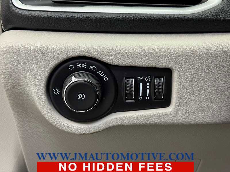 Used 2021 Chrysler Pacifica Touring-L image 35