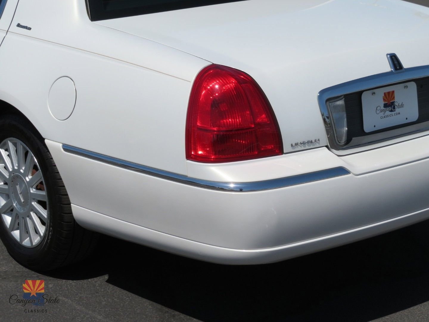 Used 2003 Lincoln Town Car Executive image 16