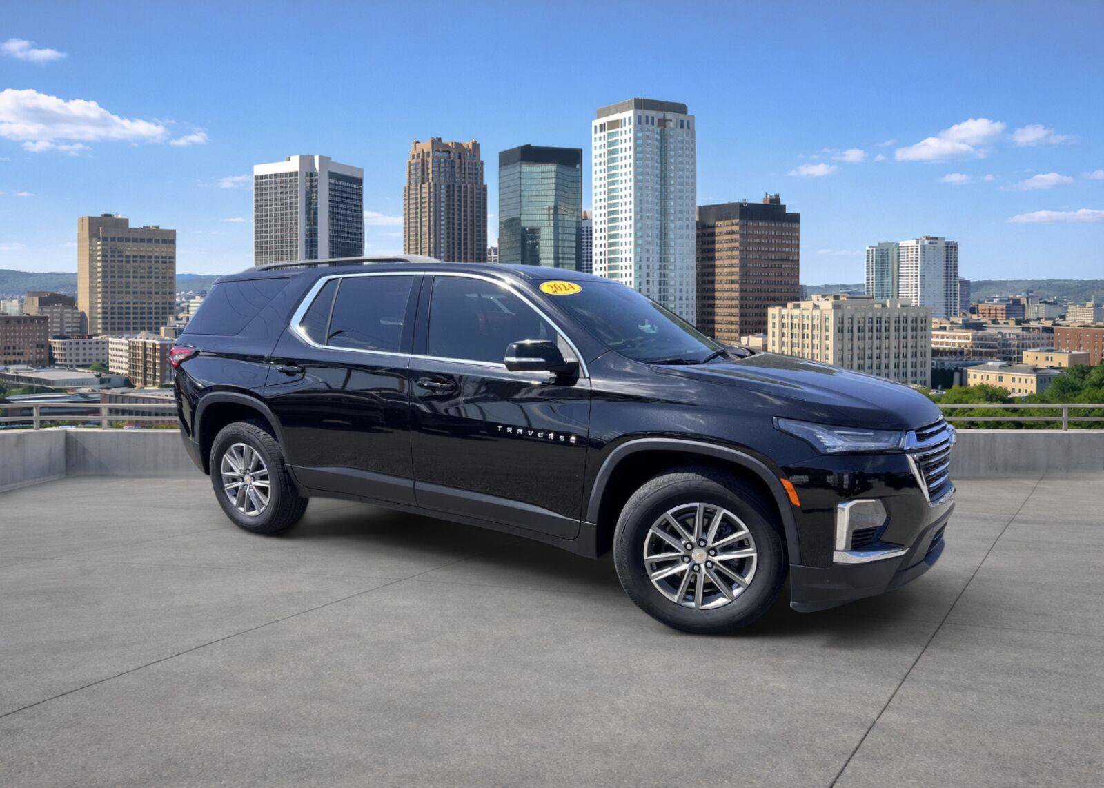 Used 2024 Chevrolet Traverse LT FWD image 1
