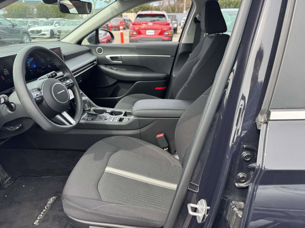 Certified 2025 Hyundai Sonata SE image 12
