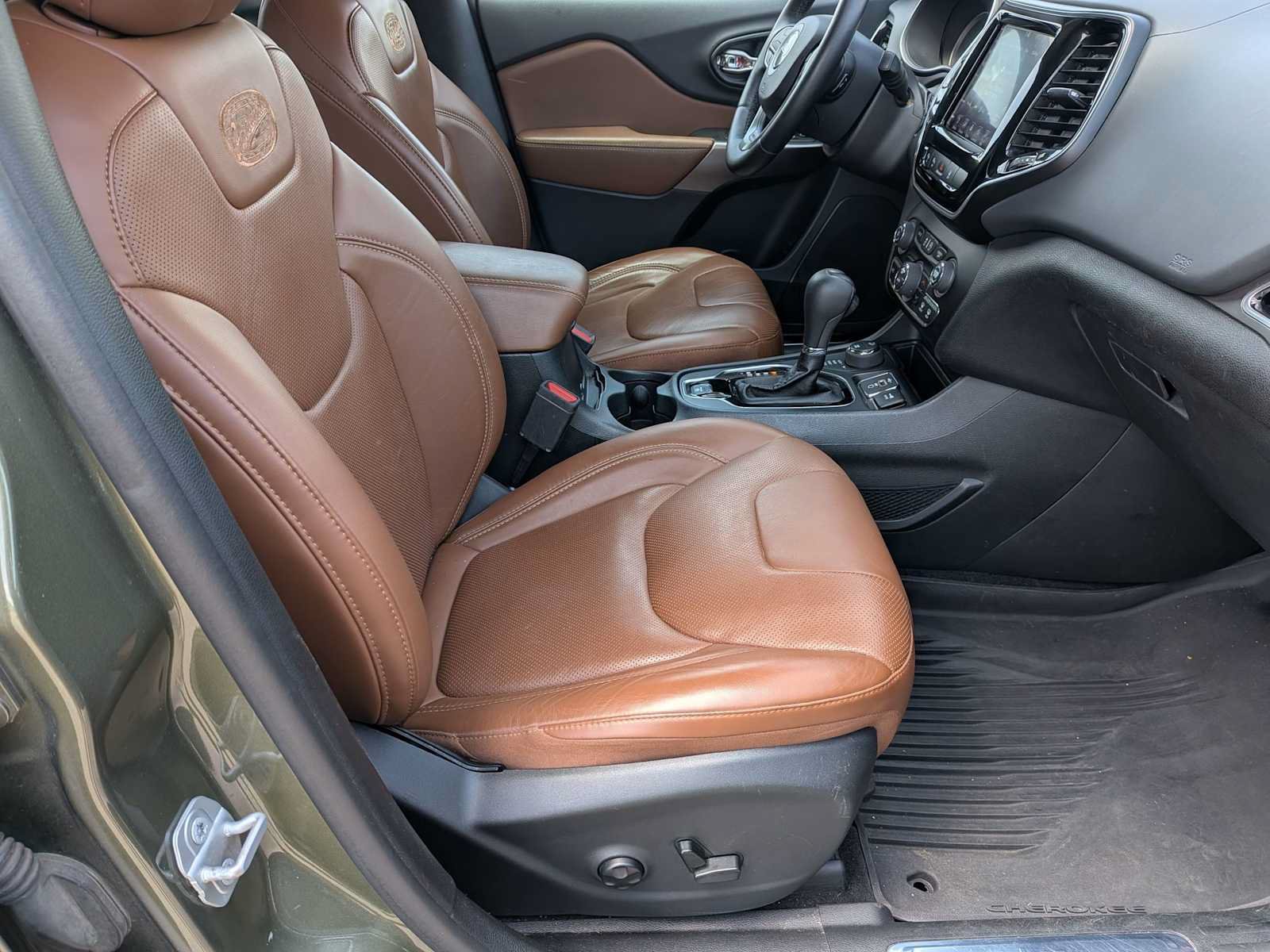 Used 2019 Jeep Cherokee Overland w/ Technology Group AWD/4WD image 19