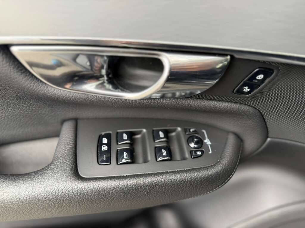 Used 2017 Volvo XC90 T6 Momentum w/ Vision Package image 21