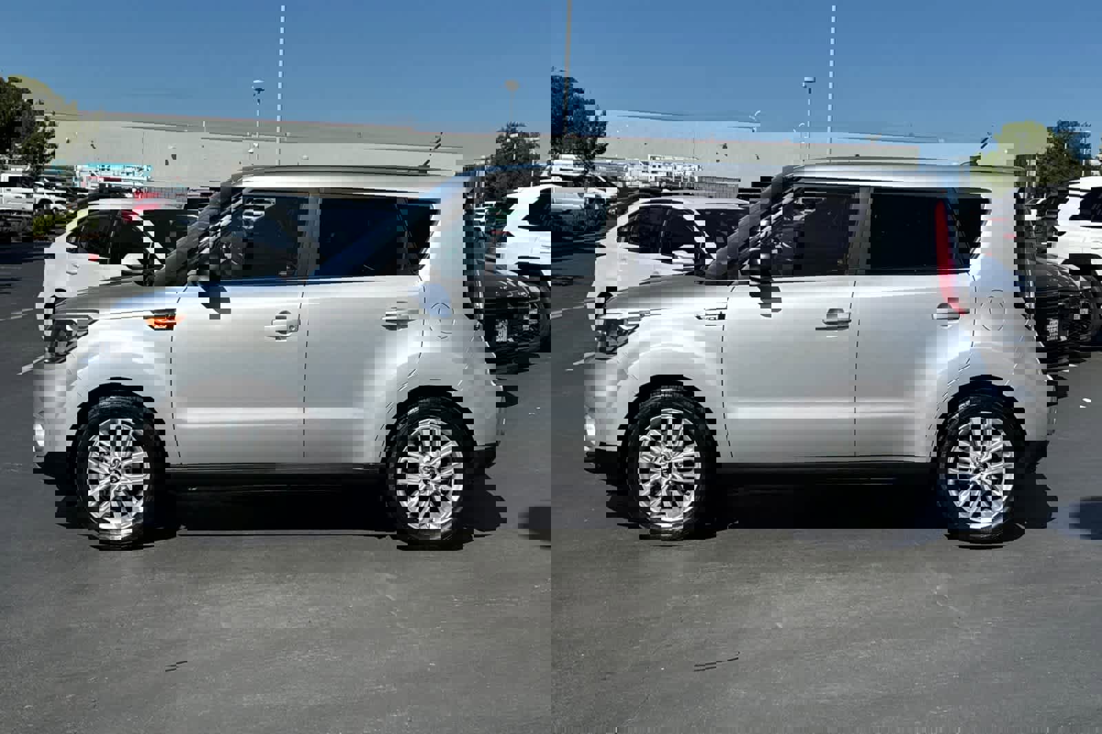 Used 2018 Kia Soul + image 9