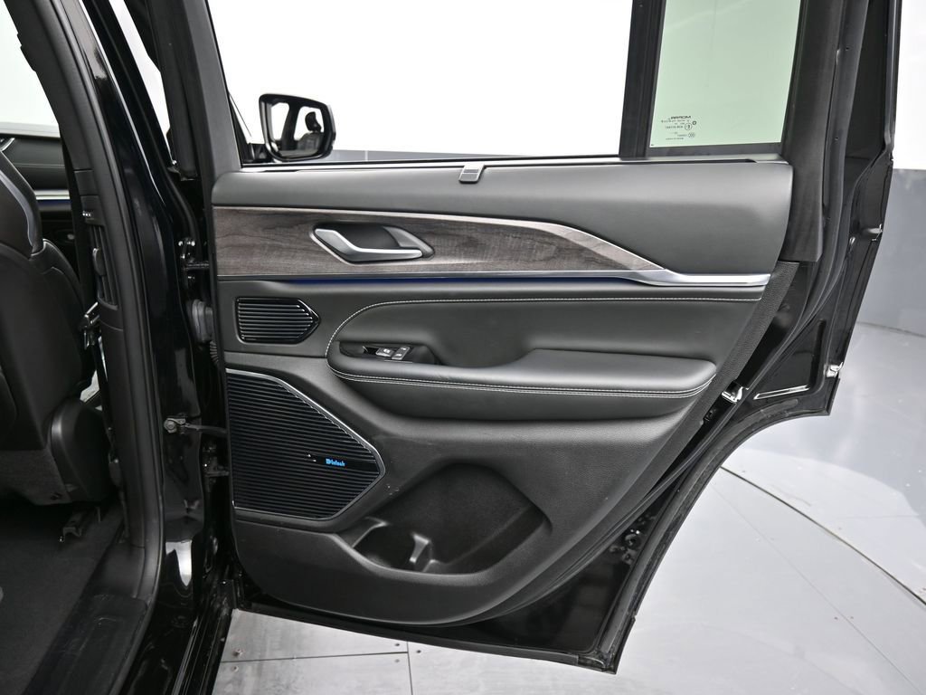 Used 2024 Jeep Grand Cherokee Overland w/ Luxury Tech Group IV image 39