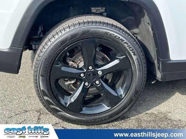 Certified 2024 Jeep Grand Cherokee Limited w/ Black Appearance Package AWD/4WD image 9