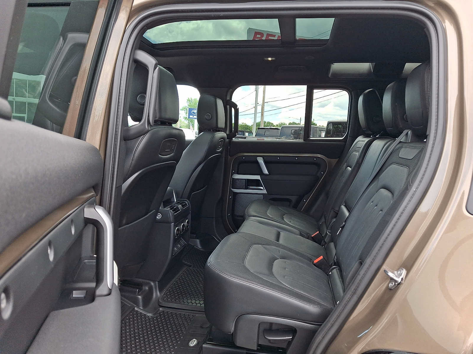Used 2022 Land Rover Defender 110 X-Dynamic SE AWD/4WD image 11