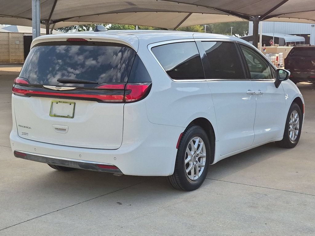 Used 2023 Chrysler Pacifica Touring-L FWD image 8