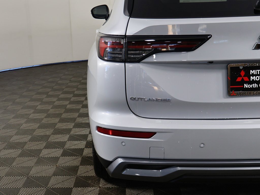 New 2025 Mitsubishi Outlander SE image 17