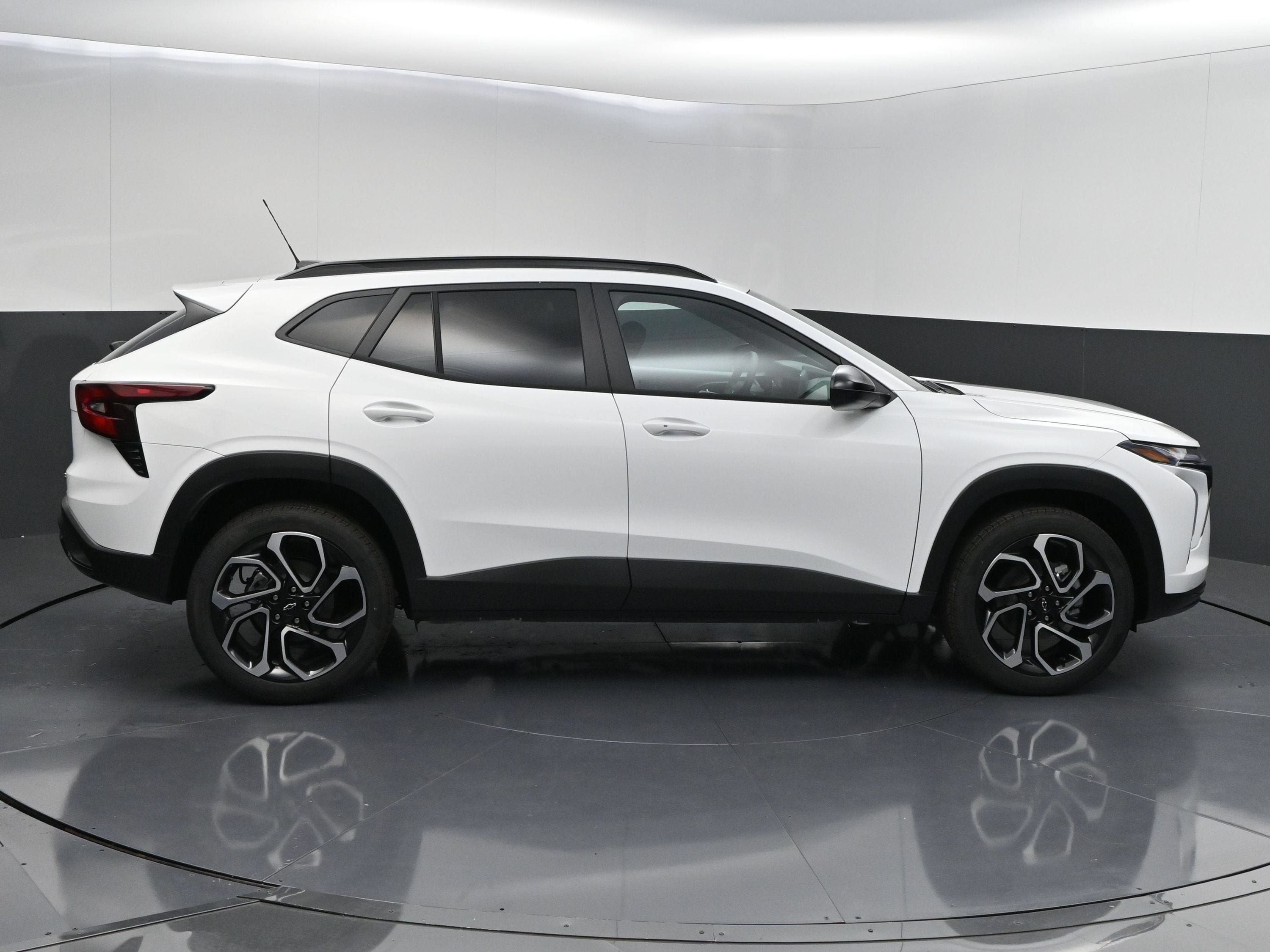 New 2026 Chevrolet Trax RS w/ Sunroof Package FWD image 9