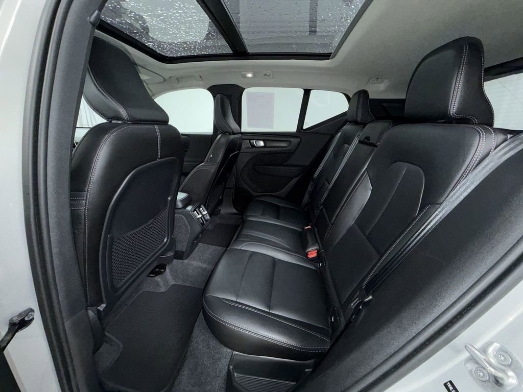 Used 2025 Volvo XC40 B5 Plus image 12