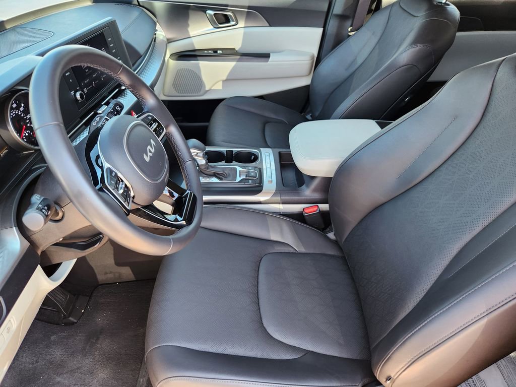 Used 2024 Kia Carnival LX image 11