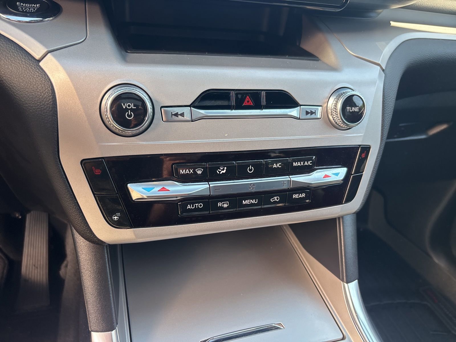 Used 2023 Ford Explorer XLT w/ Equipment Group 202A AWD/4WD image 20