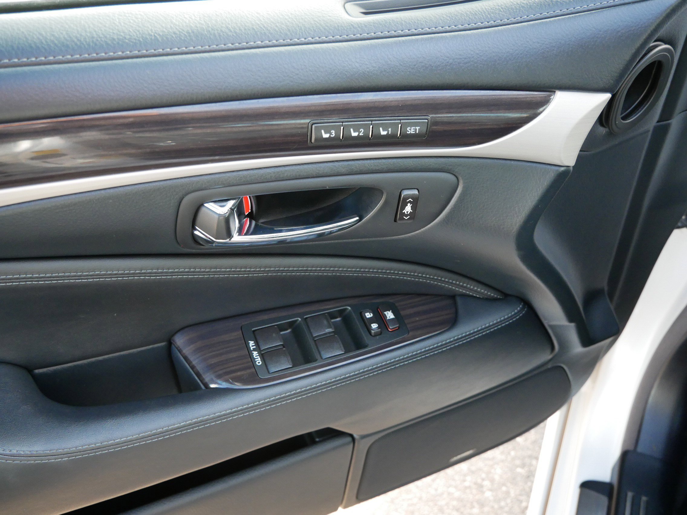 Used 2014 Lexus LS 460 AWD image 21