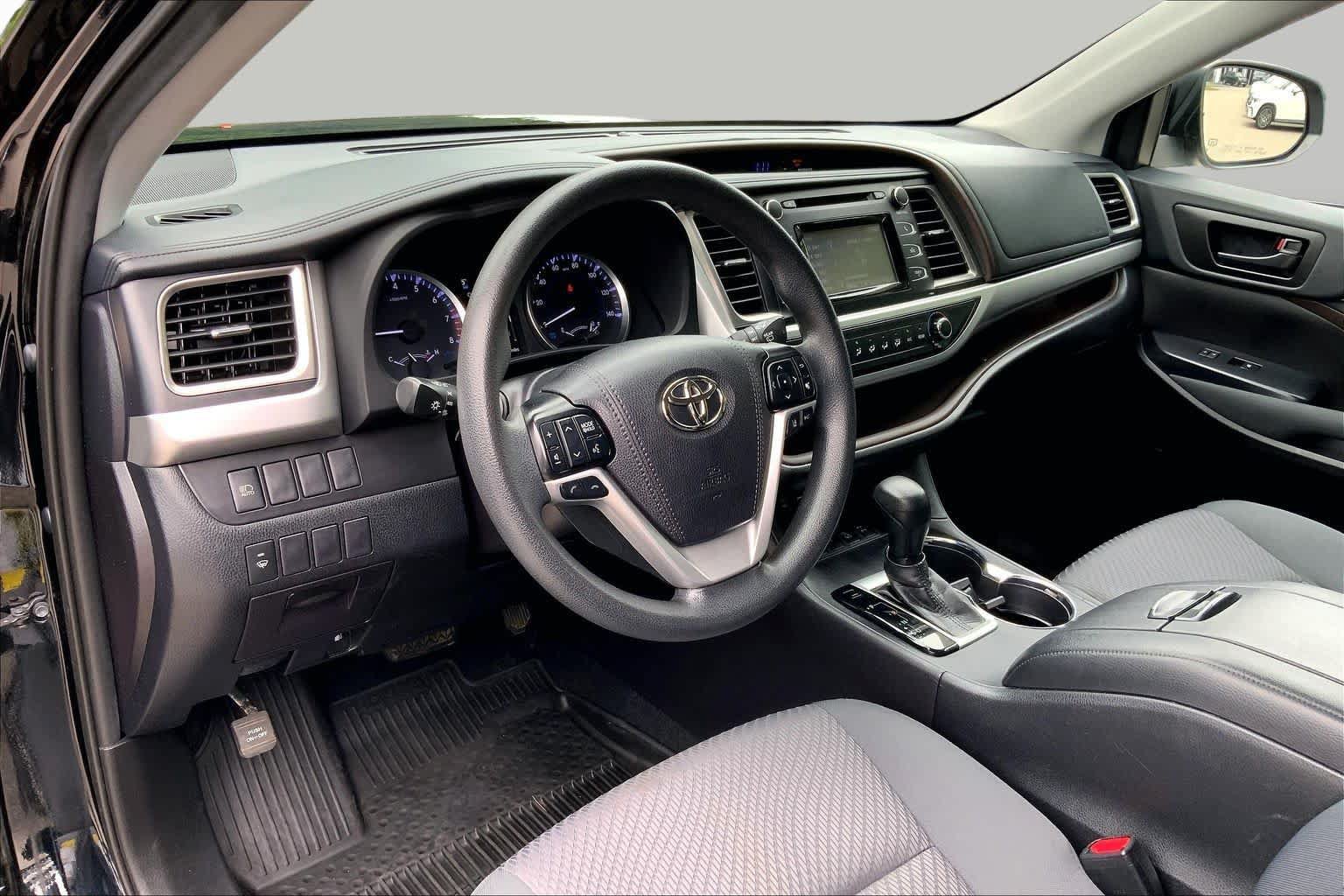 Used 2019 Toyota Highlander LE AWD/4WD image 18