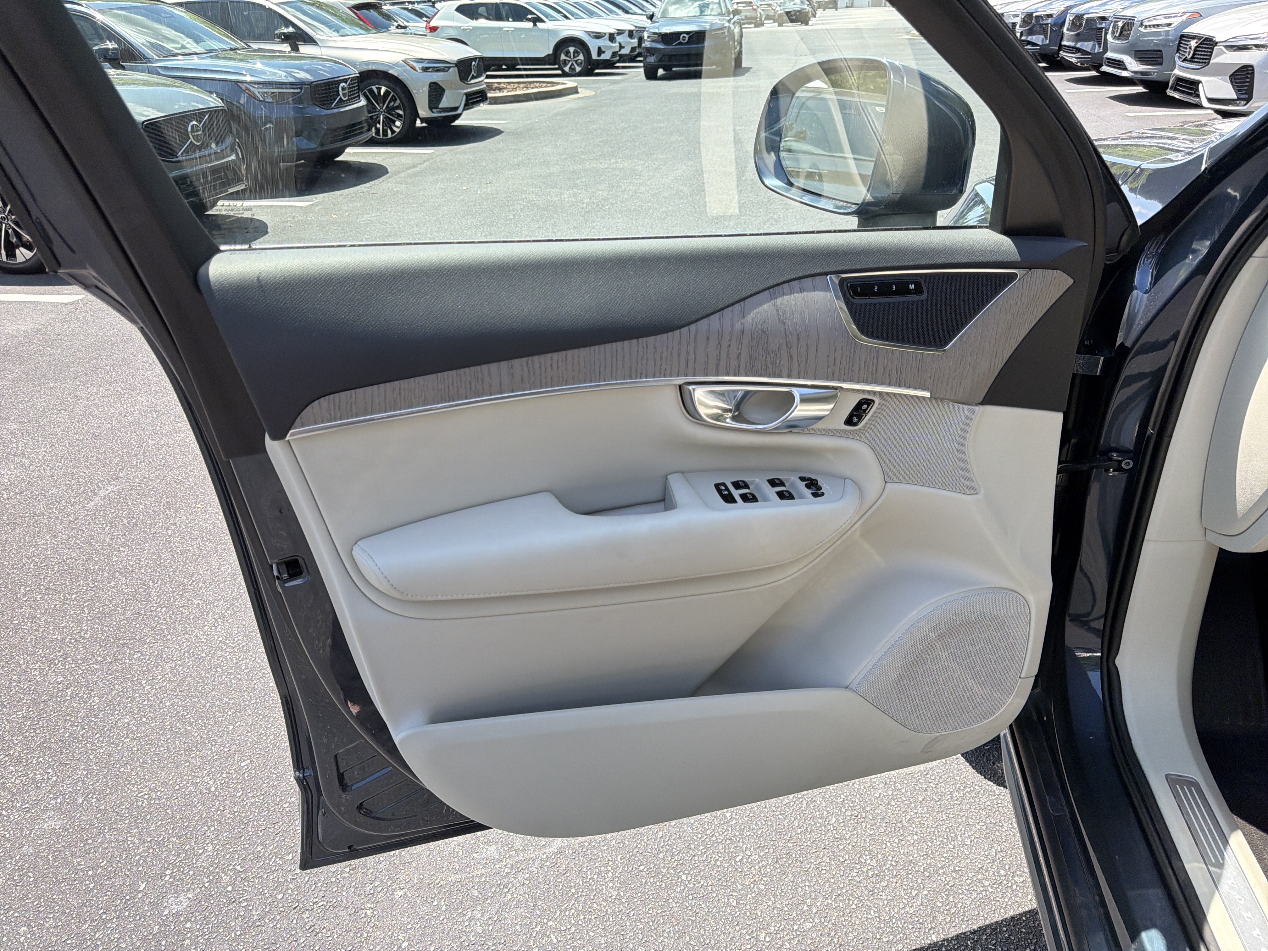 Certified 2025 Volvo XC90 B5 Plus w/ Protection Package Premier AWD/4WD image 50