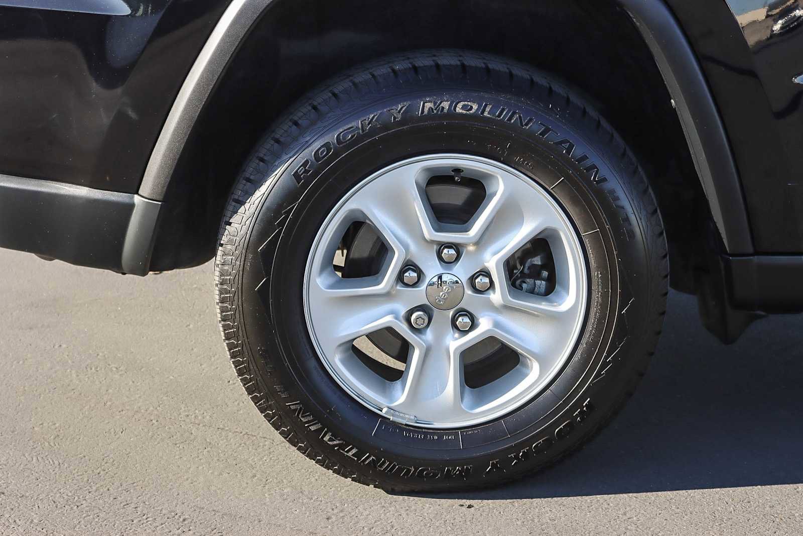 Used 2017 Jeep Grand Cherokee Laredo image 10