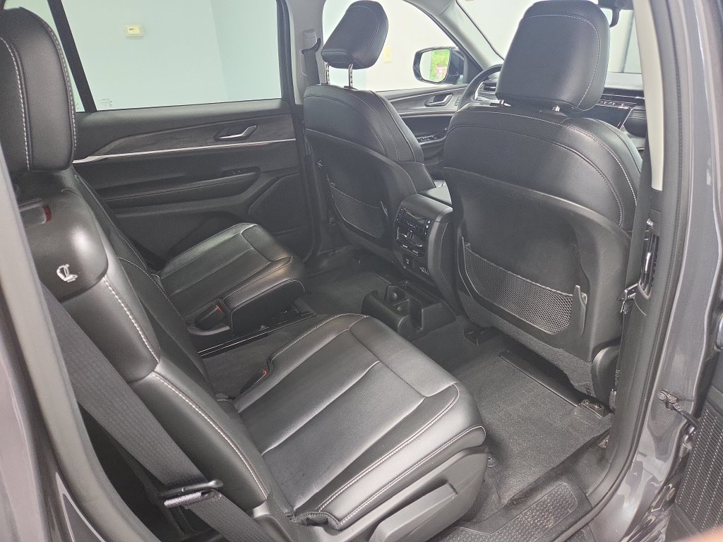 Used 2023 Jeep Grand Cherokee L Limited AWD/4WD image 13