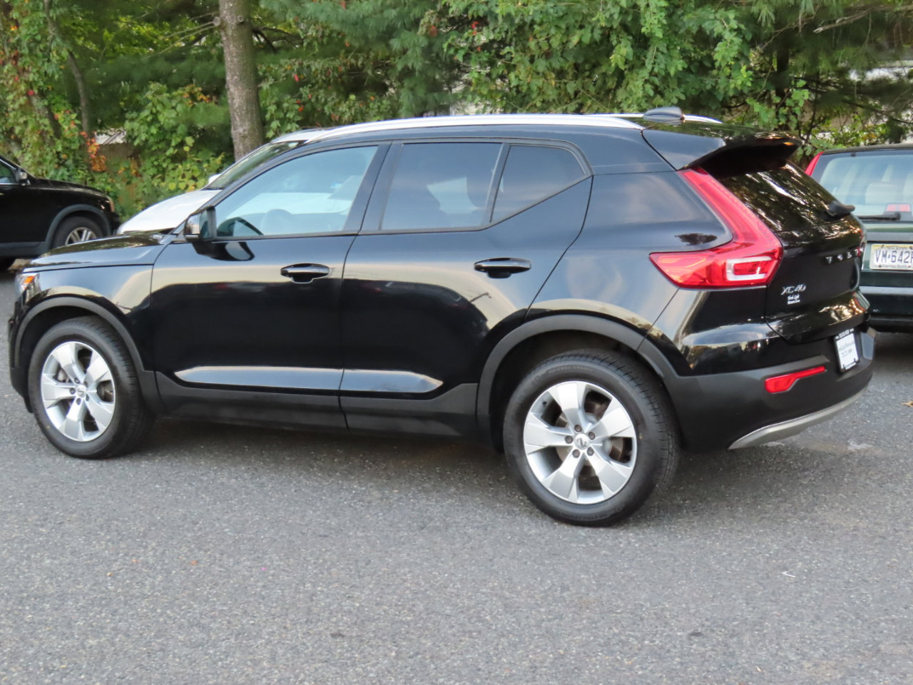 Used 2021 Volvo XC40 T5 Momentum image 3