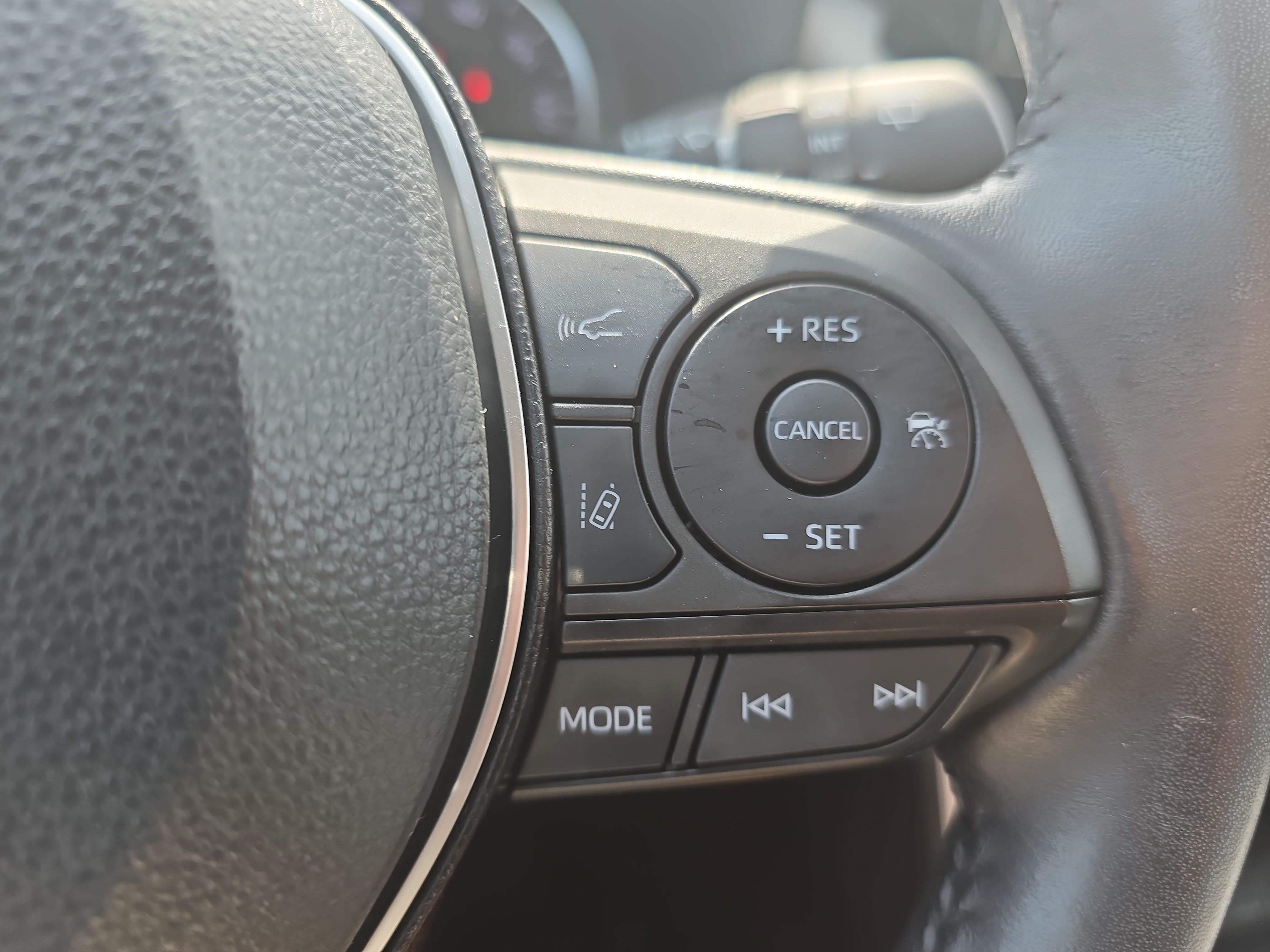 Used 2022 Toyota RAV4 XLE Premium AWD/4WD image 18