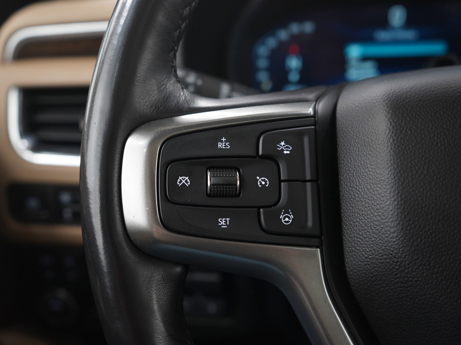 Used 2023 Chevrolet Suburban Premier w/ Advanced Technology Package AWD/4WD image 31