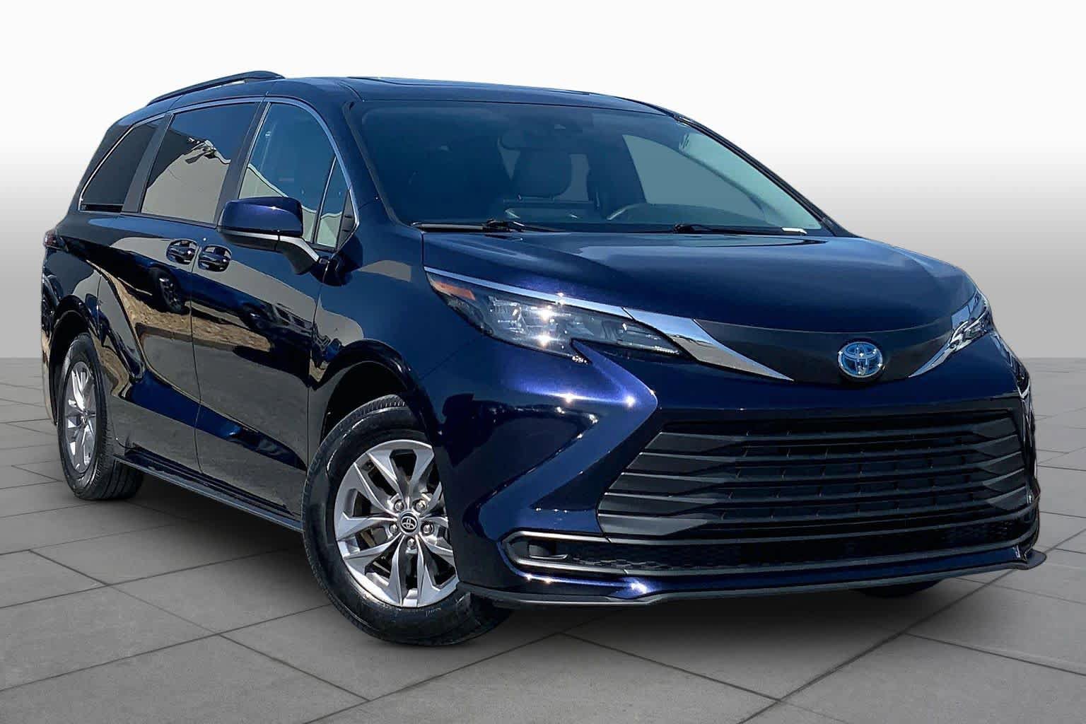 Used 2025 Toyota Sienna LE w/ LE Plus Package AWD/4WD image 3