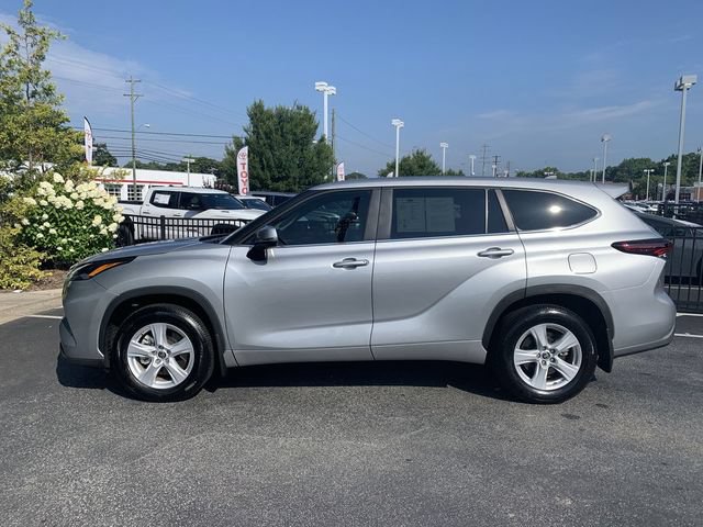 Used 2025 Toyota Highlander LE FWD image 5
