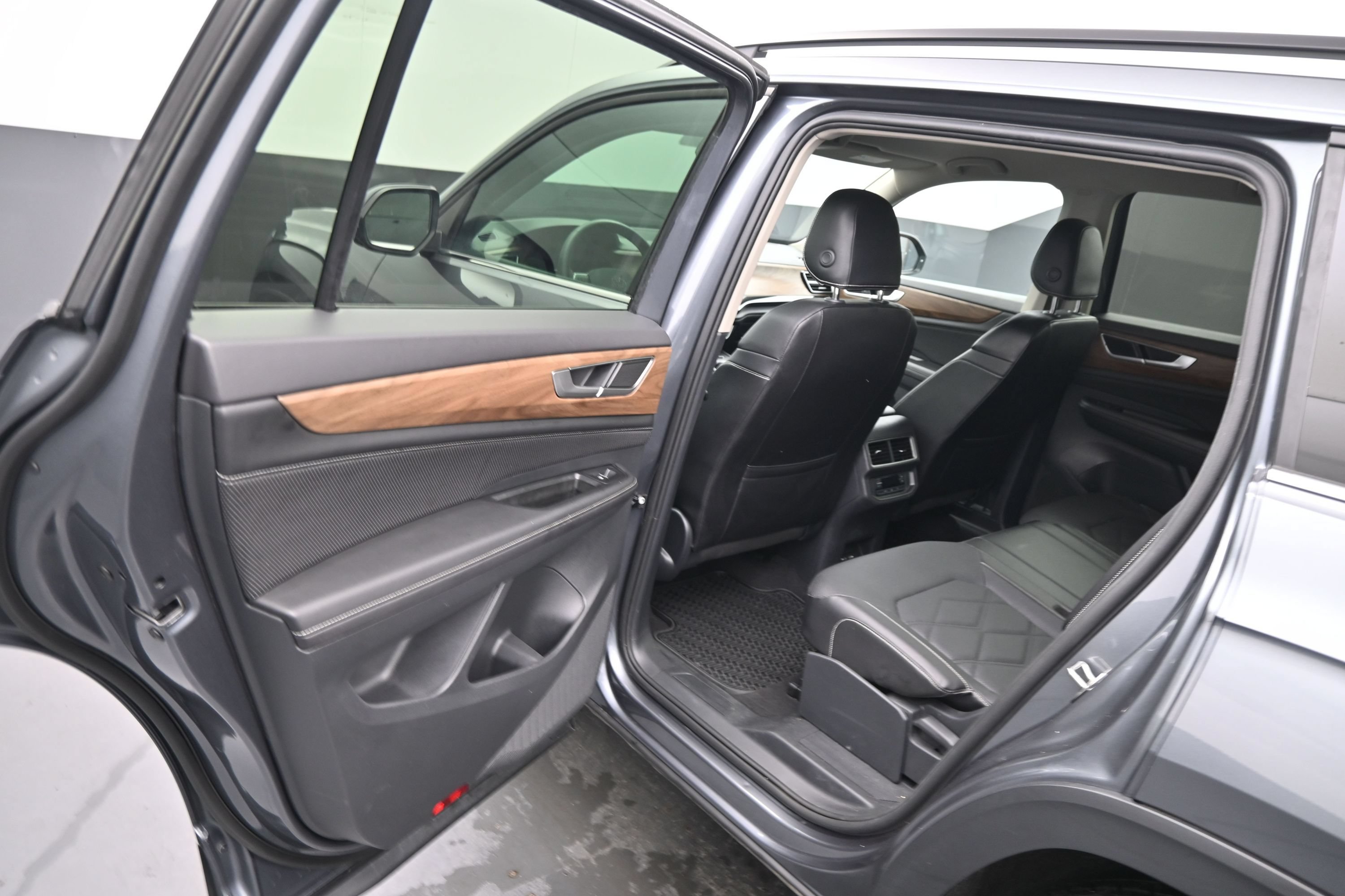 Used 2024 Volkswagen Atlas SE FWD image 31