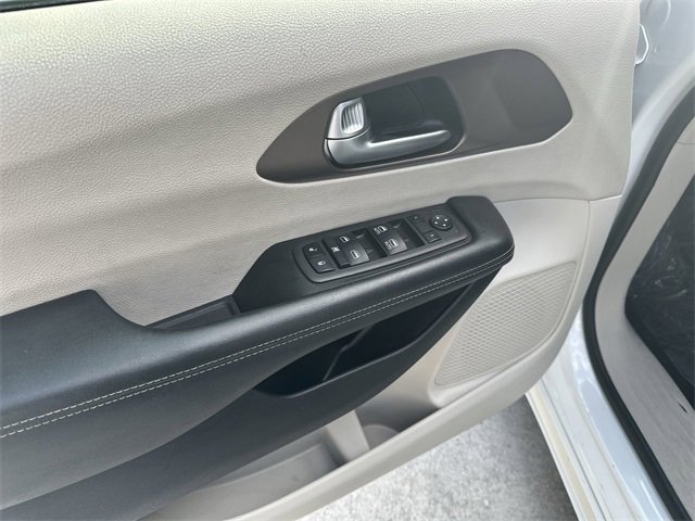 Used 2022 Chrysler Voyager LX image 15