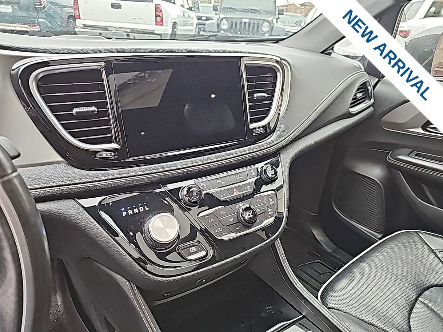 Used 2021 Chrysler Pacifica Limited w/ Uconnect Theater Family Group image 13