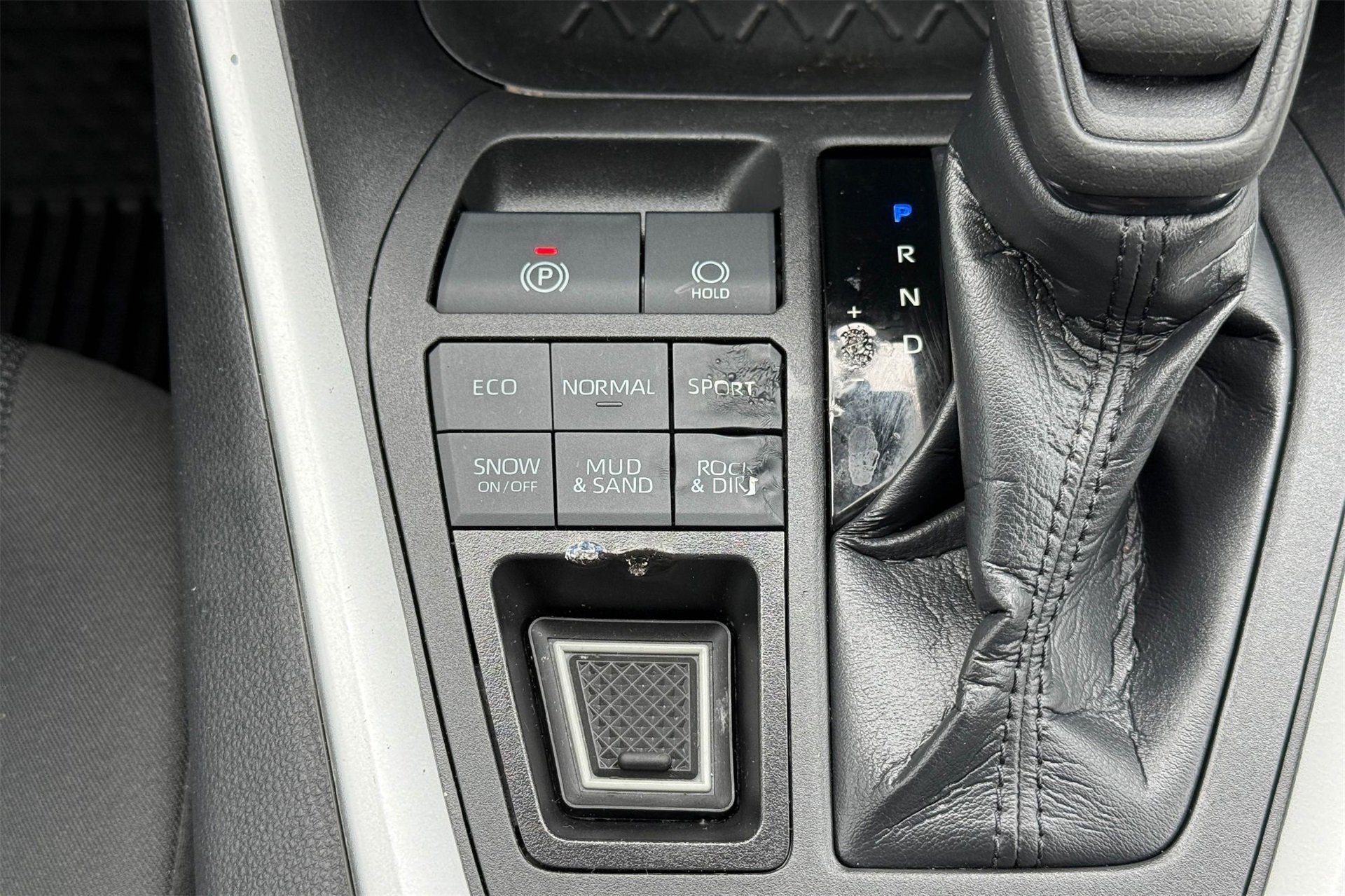 Used 2022 Toyota RAV4 LE image 25