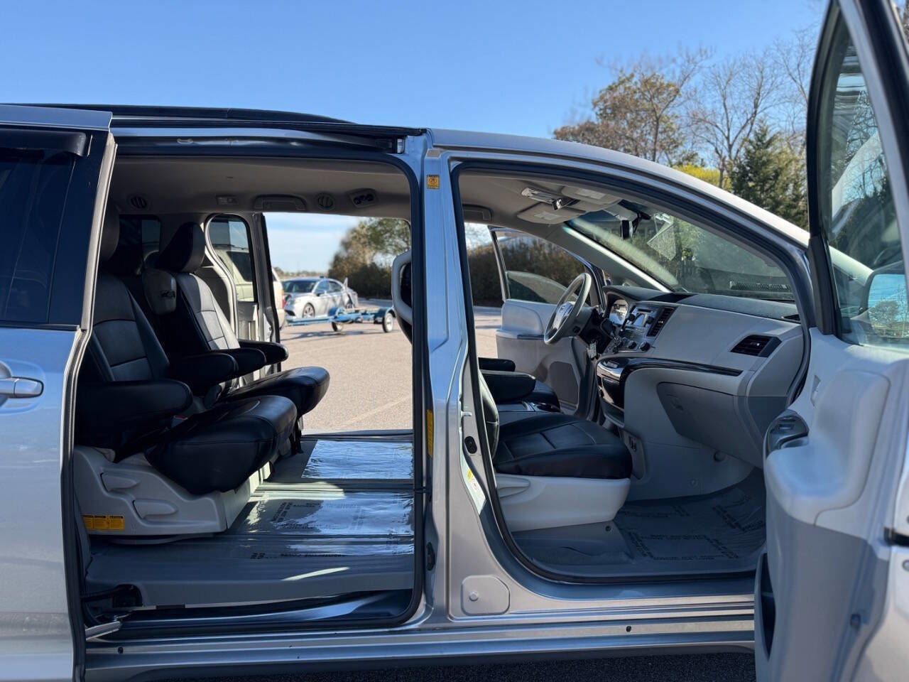 Used 2011 Toyota Sienna LE image 22