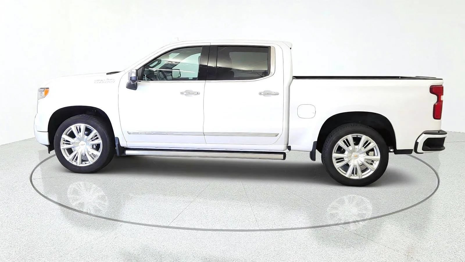 Used 2023 Chevrolet Silverado 1500 High Country w/ High Country Premium Package AWD/4WD image 5