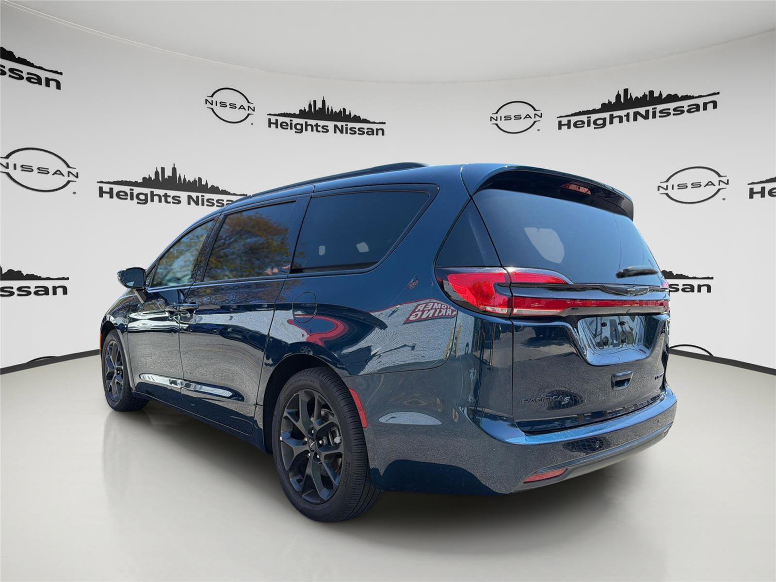 Used 2025 Chrysler Pacifica Limited FWD image 3
