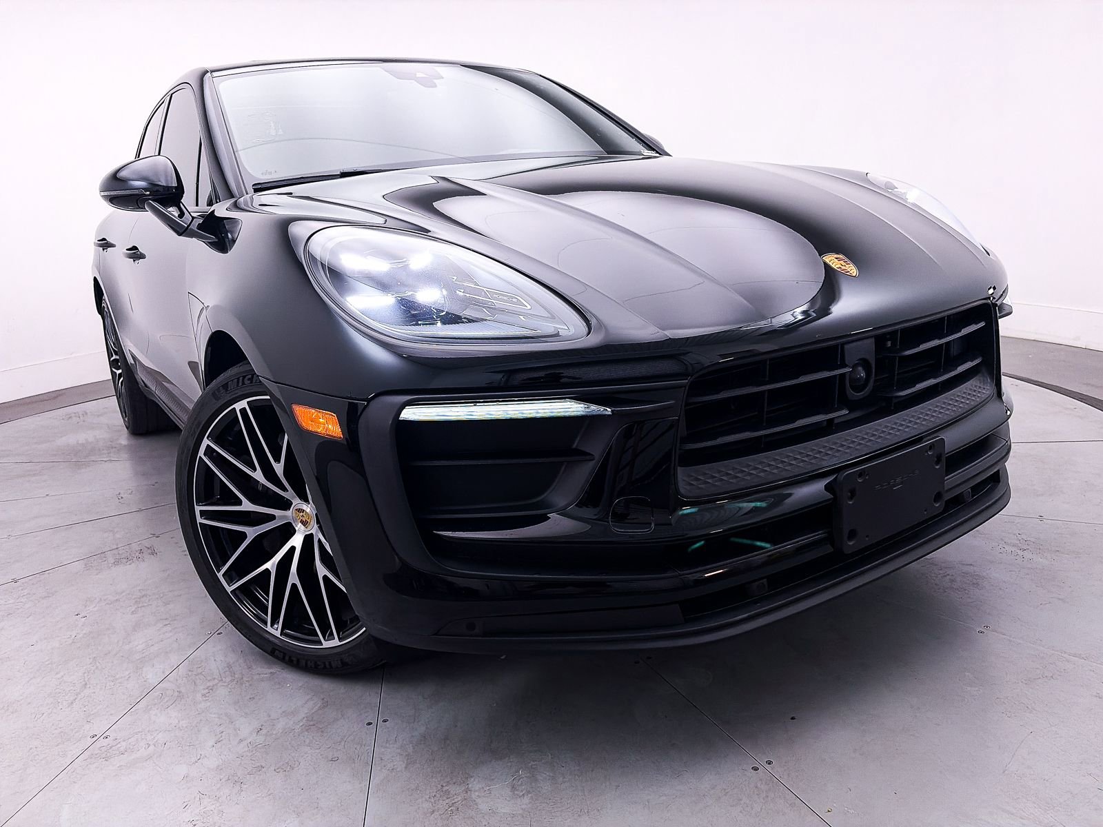 Used 2023 Porsche Macan Turbo image 9