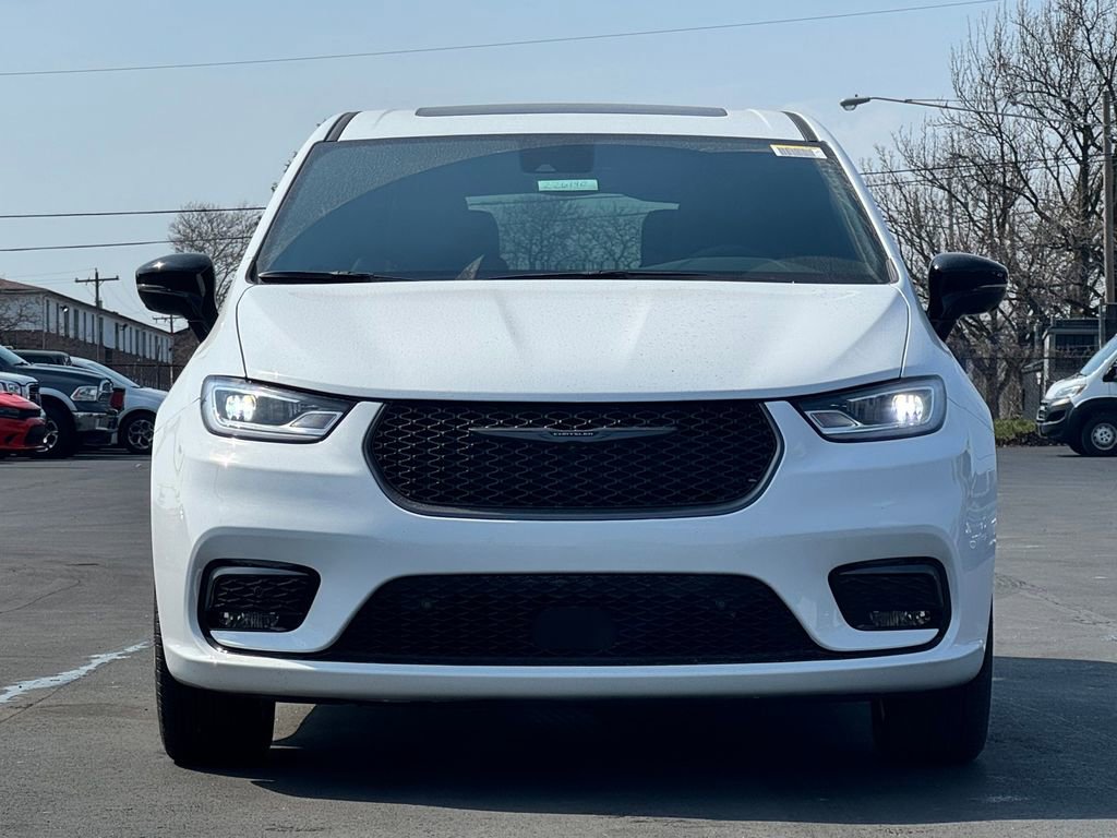 New 2026 Chrysler Pacifica Select image 2