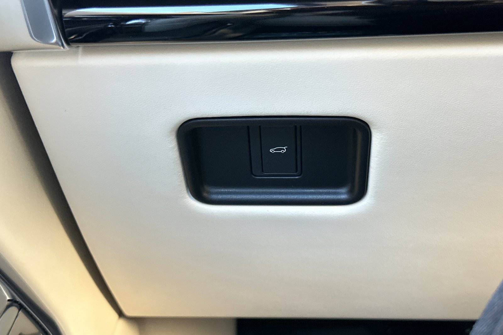 Certified 2024 Land Rover Range Rover SE image 32